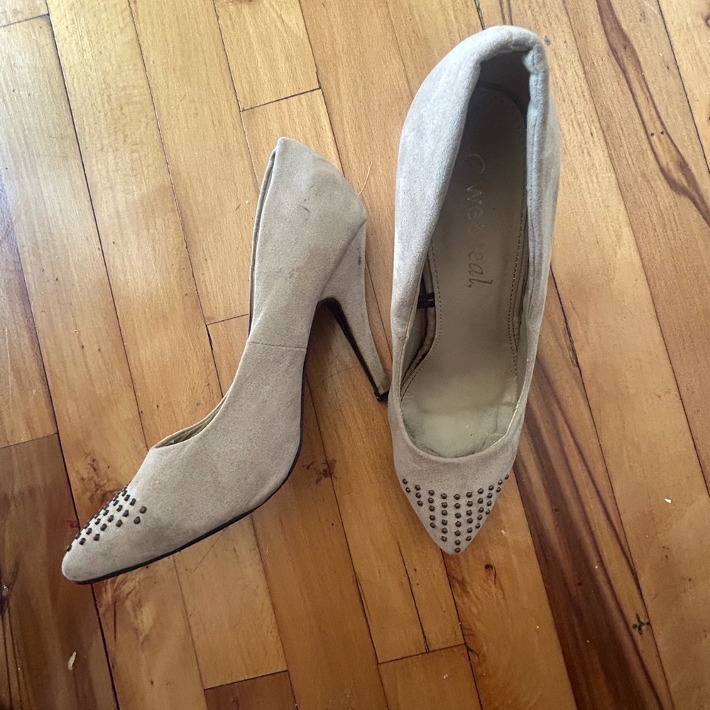 Wetseal flaux suede studs kitten heels  sz 8